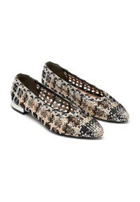 Scarpe piatte intrecciate con punta affusolata, realizzate con un mix di materiali neri, bianchi e beige; includono un piccolo tacco metallico e un design aperto.