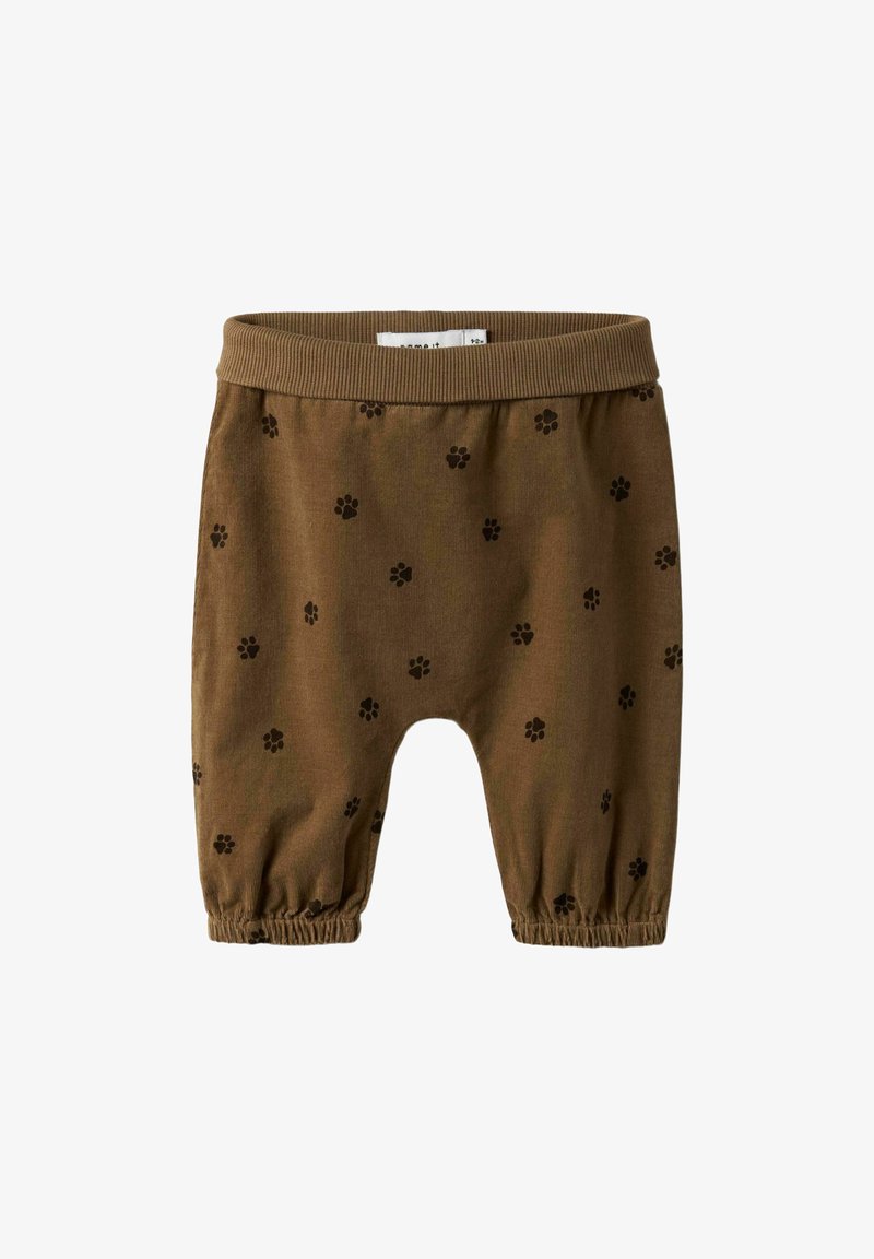 Shorts en coton marron avec un motif d'empreintes de pattes noires, taille élastique et poignets froncés aux chevilles. Design simple et décontracté.
