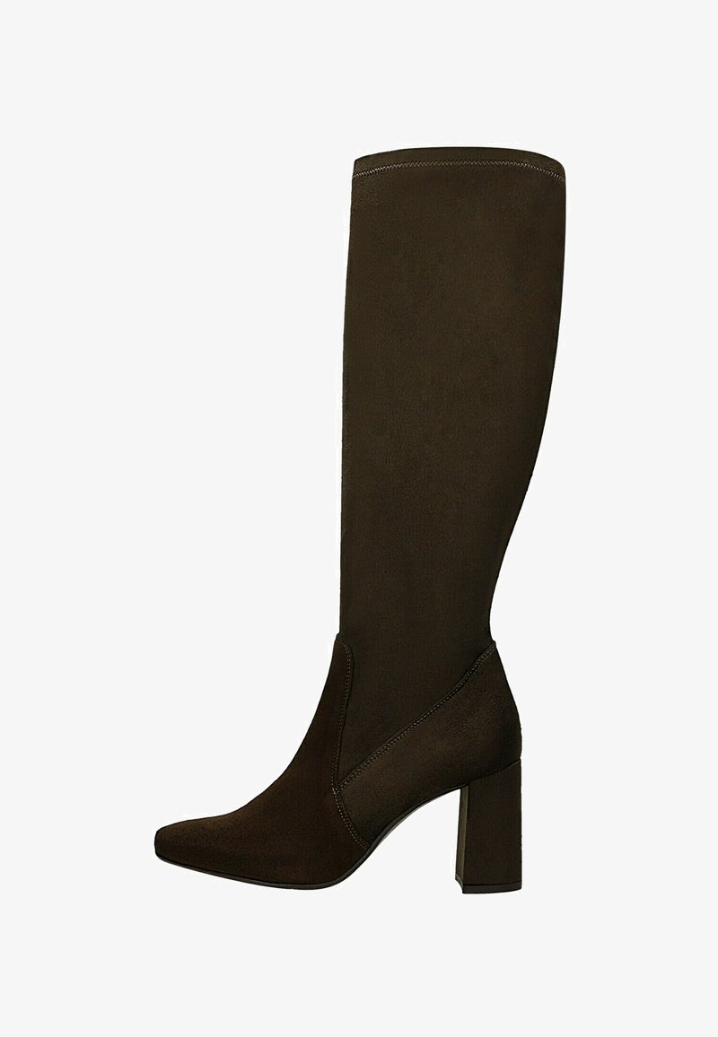 Stivale in suede marrone scuro, alto fino al ginocchio, con punta affusolata e tacco a blocco, con dettagli di cucitura lungo la parte superiore e attorno alla caviglia.