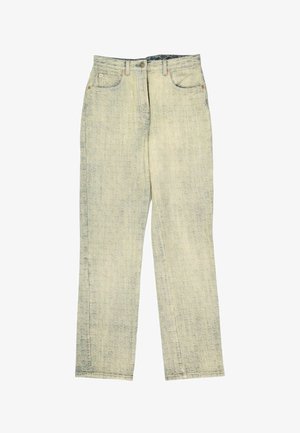 Hellbeige Jeans mit hoher Taille und dezentem, geprägtem Logo-Muster, Vordertaschen, Knopf- und Reißverschluss, flach auf weißem Hintergrund präsentiert.