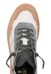 Graue Wildleder- und weiße Leder-Sneaker mit einer Gummisohle, grauen Schnürsenkeln und einem schwarzen Akzent an der Ferse. Strukturierten Paneele und Steppdetails.