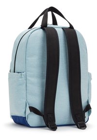 Zaino azzurro chiaro con spallacci neri, chiusura a zip e tasche laterali. La parte inferiore è di un blu navy; il tessuto ha una finitura testurizzata.