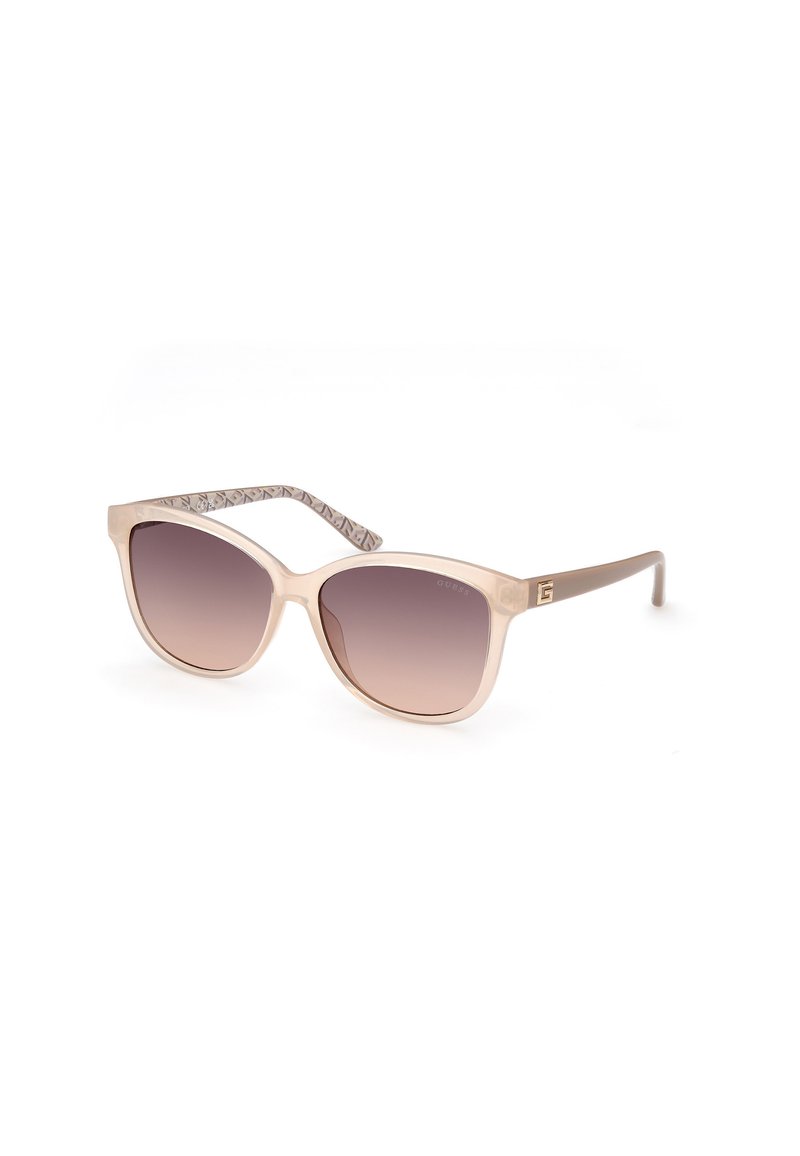 Ochelari de soare cu formă de ochi de pisică, cu un cadru translucent de piersică și lentile gradiente de culoare maro. Brațele au un design cu model, cu un accent de logo.