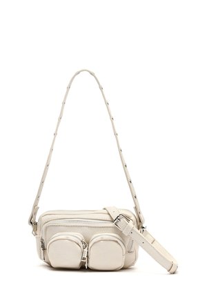 Borsa a tracolla bianca in pelle con due tasche frontali con zip, un compartimento principale con zip e una finitura strutturata. Tracolla regolabile con fibbia.