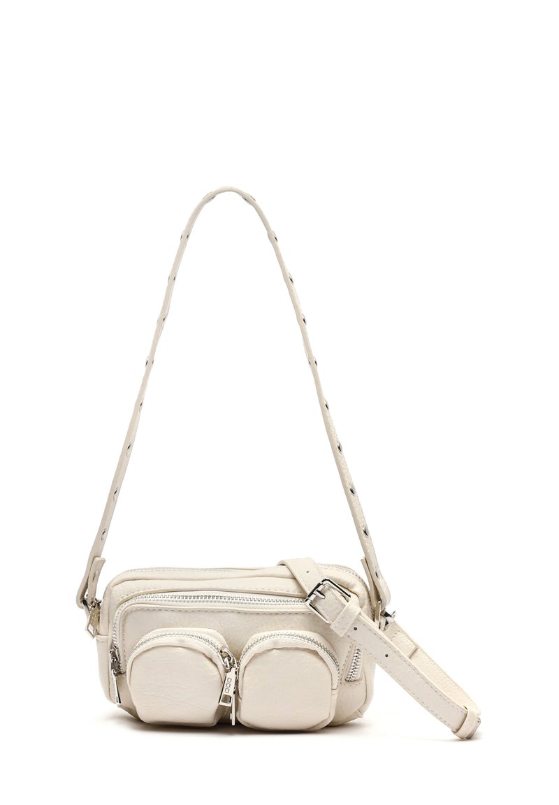 Borsa a tracolla bianca in pelle con due tasche frontali con zip, un compartimento principale con zip e una finitura strutturata. Tracolla regolabile con fibbia.