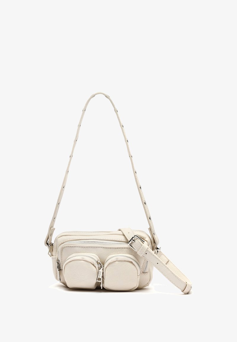 Borsa a tracolla bianca in pelle con due tasche frontali con zip, un compartimento principale con zip e una finitura strutturata. Tracolla regolabile con fibbia.