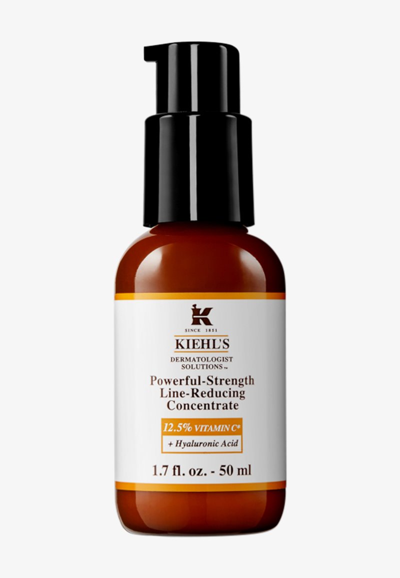 Pompflacon van Kiehl's Powerful-Strength Line-Reducing Concentrate met 12,5% vitamine C en hyaluronzuur, 50 ml amberkleurige verpakking met zwarte pomp.
