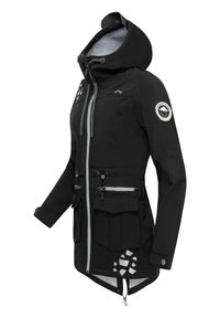 Veste noire imperméable avec capuche ajustable, multiples poches, doublure grise, accents réfléchissants et dos plus long, arborant un logo et un motif de montagne.