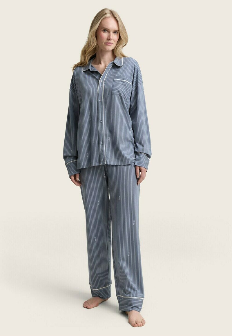 Gestreept blauw pyjama set met een knoopsluiting shirt met een borstzak en bijpassende broek, verfraaid met witte bies langs de mouwen en zoom.