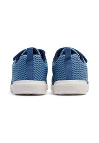 Baskets de sport en mesh bleu avec une semelle en caoutchouc blanc, dotées de tirants au talon et de détails texturés sur le dessus.