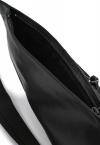 Borsa nera in pelle con apertura con zip, caratterizzata da una finitura testurizzata e una forma piatta. Include una tracolla intrecciata per il trasporto.