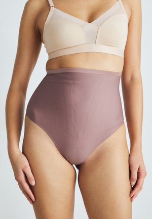 Hoge taille, naadloze slips van zacht, mat mauve stof. Kenmerkt een gladde, elastische tailleband en een aansluitend ontwerp.