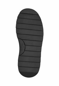 Suela de zapato de goma negra con estrías horizontales, puntera redondeada y un detalle de logo circular cerca del arco. Talla 37 grabada en la superficie.
