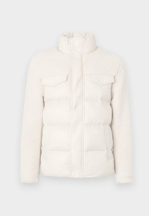 Witte pufferjack met een schapenwollen bovenkant, ritssluiting aan de voorkant en drukknoopsluitingen. Bevat twee borstzakken en een hoge kraag. Zachte textuur.