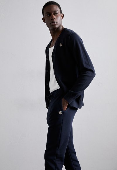 Ναυτικό καρότσι από μαλακό ύφασμα με κουμπιά, συνδυασμένο με ναυτικές φόρμες που διαθέτουν λογότυπο ελέφαντα στο μηρό.