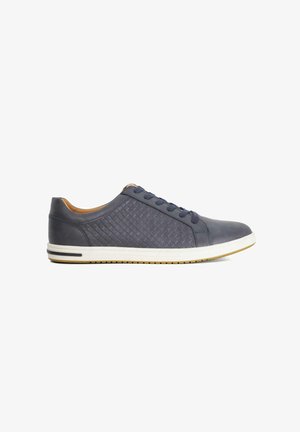 Navy-lässige Ledersneaker mit geflochtenem Design, drei Ösen, weißer Sohle und Gummi-Traktionsakzenten. Glatte Textur und legere Form.