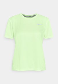 Jasnozielona koszulka do biegania Nike z krótkim rękawem, okrągłym dekoltem i małym odblaskowym logo Nike na lewej piersi.