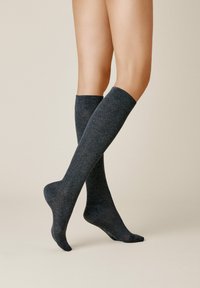 Dunkelgraue kniehohe Socken mit strukturiertem Erscheinungsbild, die ein glattes Finish und einen engen Sitz am Waden- und Fußbereich bieten.