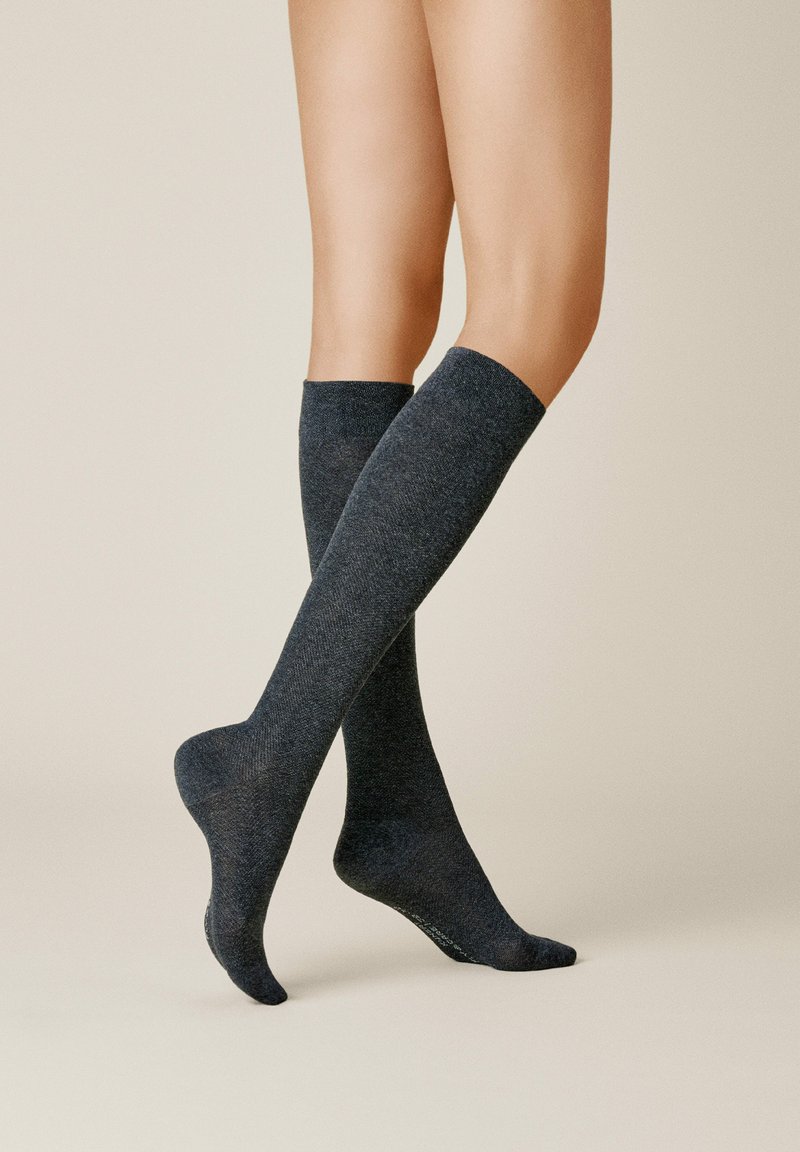 Dunkelgraue kniehohe Socken mit strukturiertem Erscheinungsbild, die ein glattes Finish und einen engen Sitz am Waden- und Fußbereich bieten.