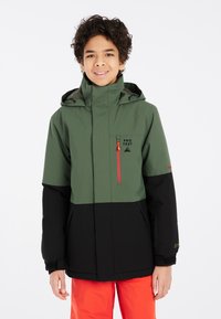 Giacca invernale verde e nera con cappuccio, dotata di una tasca con zip rossa e un logo. Il materiale è testurizzato, adatto per attività all'aperto.