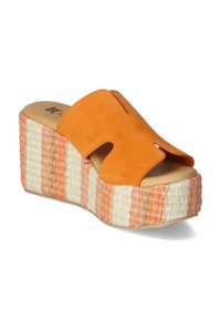 Oranje suède platform sandalen met een open teen, met een geplateerde gewoven zool in afwisselende strepen van perzik en room.