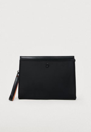 Crna pravokutna torbica za ruku s narukvicom, glatkom površinom i malim okruglim logotipom smještenim u sredini pri vrhu.