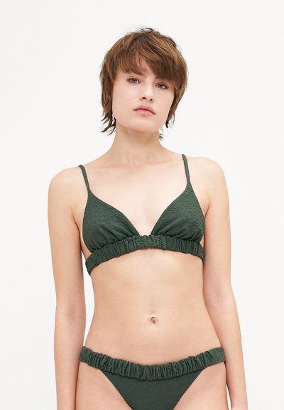 Ensemble de bikini vert foncé texturé comprenant un haut triangulaire avec un tissu froncé et des fines bretelles, associé à un bas avec des bords volants.