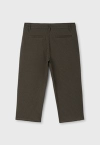 Pantalon court marron foncé à fines rayures avec passants pour ceinture et deux poches passepoilées à l'arrière, présenté à plat sur un fond clair.