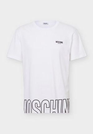 T-shirt bianca Moschino Active a maniche corte con piccolo logo sul petto e grande testo contornato nero parzialmente visibile lungo l'orlo inferiore.