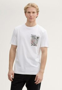 Weißes Kurzarm-T-Shirt aus Baumwolle mit einem Grafiken-Print, das schwarzen und roten Text sowie ein Musterdetail im linken Brustbereich zeigt.