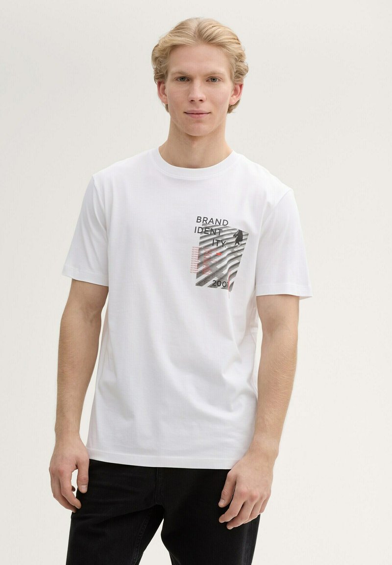 Weißes Kurzarm-T-Shirt aus Baumwolle mit einem Grafiken-Print, das schwarzen und roten Text sowie ein Musterdetail im linken Brustbereich zeigt.