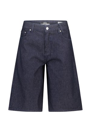 Donkerblauwe korte broek tot net over de knie met dunne verticale witte strepen, knopen aan de voorkant en zakken aan beide zijden.