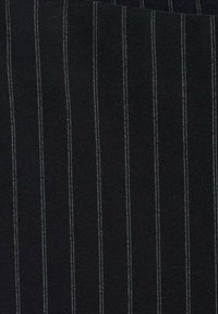 Zwarte stof met smalle verticale grijze strepen. De textuur lijkt glad en de strepen zijn gelijkmatig verdeeld over het materiaal.