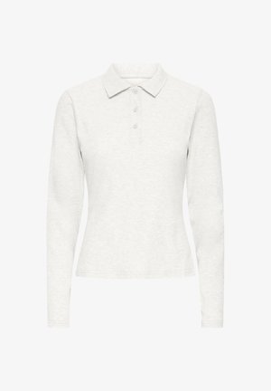 Wit poloshirt met lange mouwen en drie knopen, van zacht textiel, met een klassieke kraag, weergegeven vanuit het front tegen een effen achtergrond.