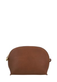 Braune, halbmondförmige Ledertasche mit goldenem Reißverschluss oben, glatter Textur und sichtbarer Naht entlang der Ränder vor weißem Hintergrund.