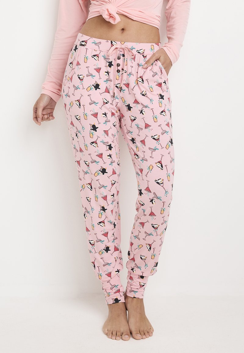 Pantalones de pijama rosa hechos de tejido suave, con un patrón repetido de cócteles, sombreros y gatos. Diseñados con una cinturilla elástica y bolsillos.