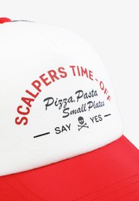Gorra blanca y roja con el texto "SCALPERS TIME-OFF Pizza, Pasta Small Plates SAY YES" y un gráfico de calavera. Material de algodón, forma estructurada.