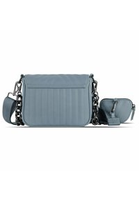 Borsa a tracolla trapuntata celeste con patta ripiegabile, manici in catena e tessuto, e una piccola pochette abbinata removibile. Texture liscia.