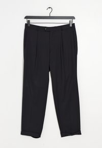 Pantalons noirs ajustés avec un devant plat, des plis et des ourlets roulés. Fabriqués en tissu lisse, avec des poches latérales et une fermeture à bouton.