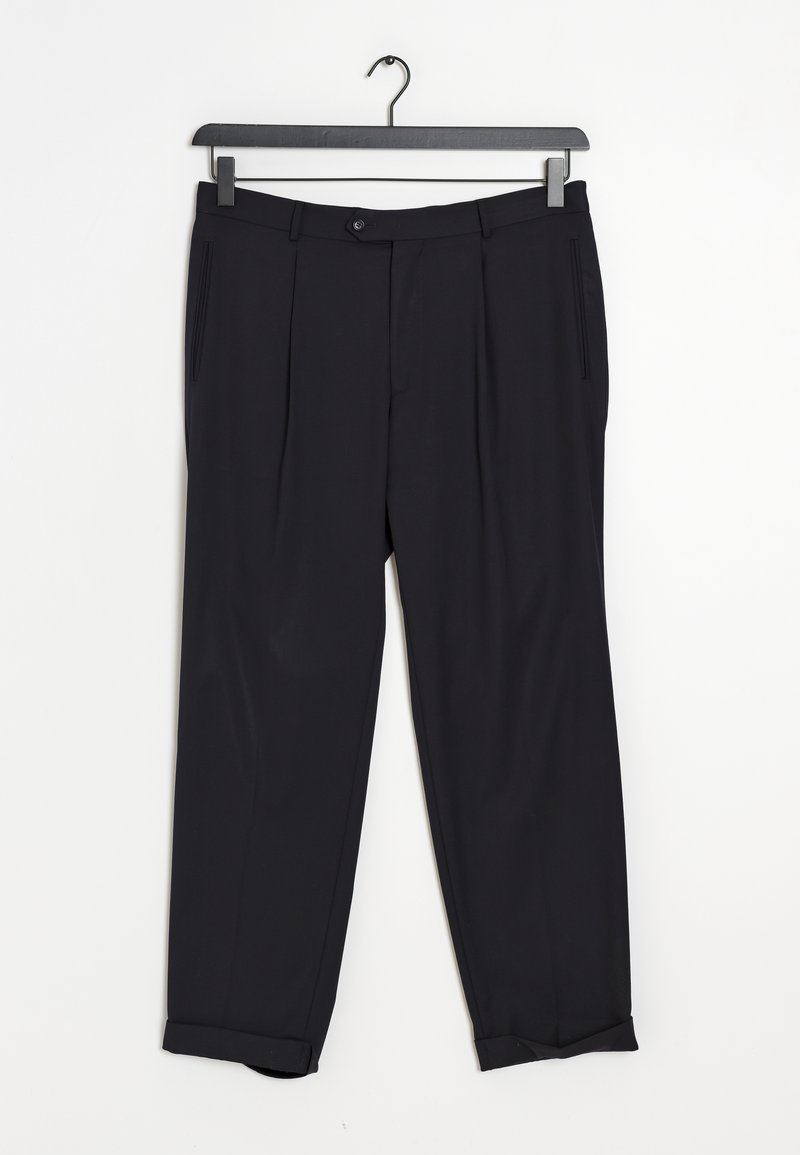 Pantalons noirs ajustés avec un devant plat, des plis et des ourlets roulés. Fabriqués en tissu lisse, avec des poches latérales et une fermeture à bouton.