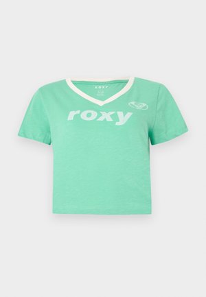 Camiseta corta de manga corta color verde menta con ribete blanco en el escote en V, texto "roxy" y logo en forma de corazón en el lado derecho delantero.