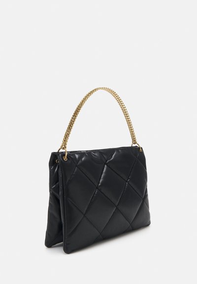 Bolsa de mão preta com acolchoado, feita de material brilhante, apresentando uma alça em corrente dourada e um design estruturado com padrões em diamante.