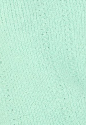 Tissu tricoté vert clair avec un motif subtil de torsades verticales et une texture douce et duveteuse.