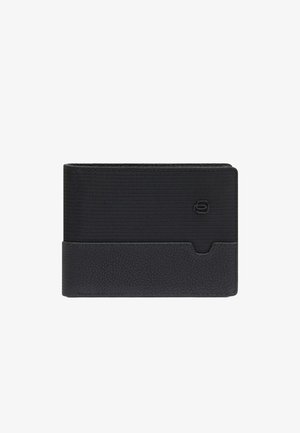 Cartera negra hecha de cuero texturizado con una sección superior lisa. Cuenta con una ranura para tarjetas y un logo en relieve en el frente. Forma rectangular compacta.