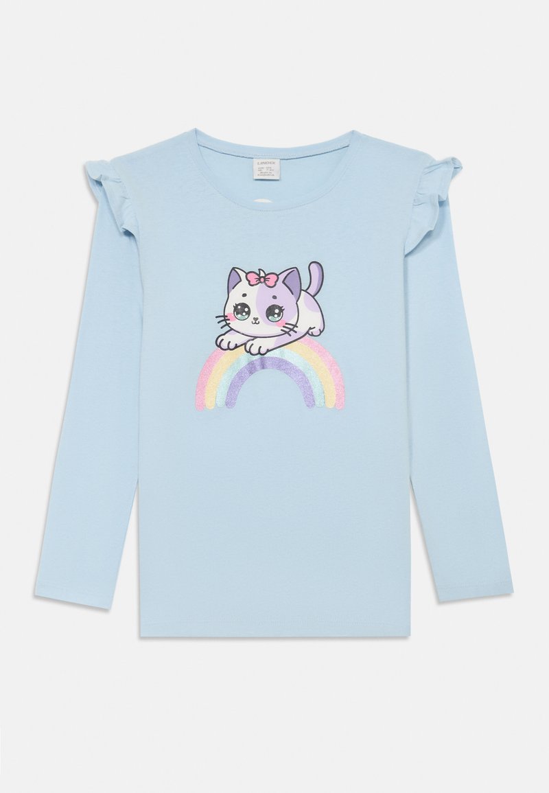 Maglietta azzurra a maniche lunghe con una grafica di un gatto giocoso sopra un arcobaleno. Le spalle con volant aggiungono texture. Materiale in cotone morbido.