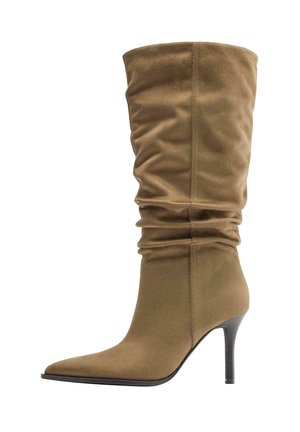 Cizmă maro deschis din piele intoarsă, cu înălțime până la mijlocul gambei, picior larg, vârf ascuțit și toc înalt subțire negru.