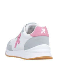 Baskets grises et blanches avec une tige en mesh et en daim, des accents roses, et une semelle en caoutchouc blanche dotée d'une semelle extérieure en gomme texturée.