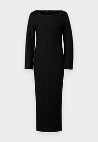 Vestido preto de mangas longas com silhueta ajustada, apresentando um padrão ondulado texturizado e um decote em forma de ampla pala. Design até ao chão.