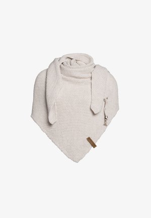 Gehaakte sjaal in off-wit, driehoekige vorm met een gestructureerd oppervlak; heeft een houten label en strikken om te bevestigen.