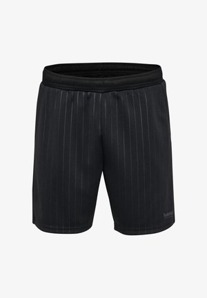 Czarne spodenki sportowe z cienkimi pionowymi paskami, elastycznym pasem i gładką fakturą tkaniny. Logo marki znajduje się na dolnej prawej stronie.